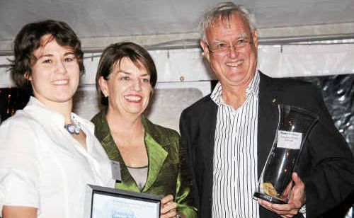 Queensland’s Young Tall Poppy Award recipient Dr Elke Hacker, Premier Anna Bligh and Professor Peter Andrews AO. Queensland’s Young Tall Poppy Award recipient Dr Elke Hacker, Premier Anna Bligh and Professor Peter Andrews AO.